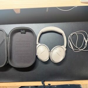 Bose Silver Wireless Headphones with Accessories